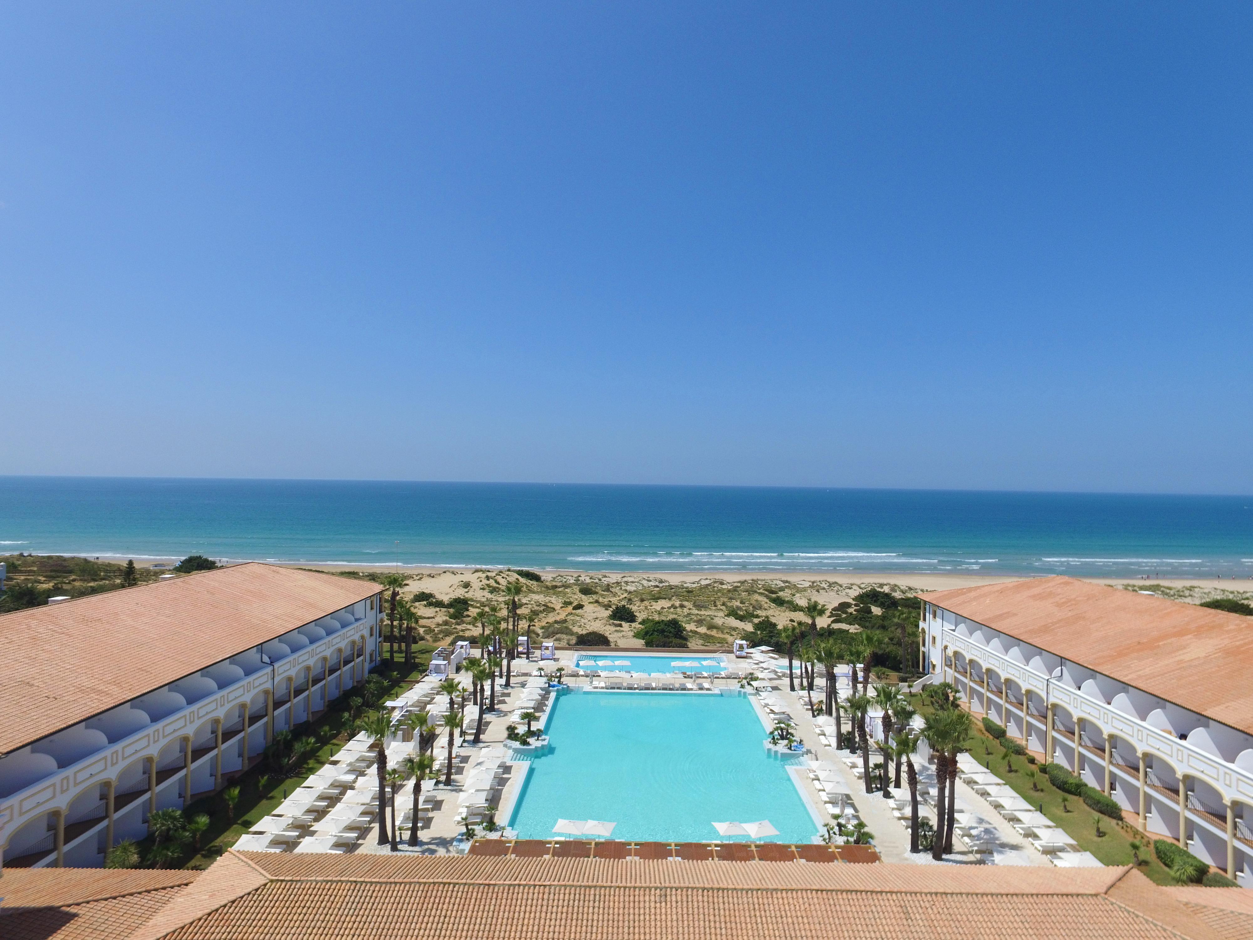 فندق إيبيروستار سيليكشن أندالوسيا بلايا شيكلانا دي لا فرونتيرا المظهر الخارجي الصورة A view of the beach from the hotel