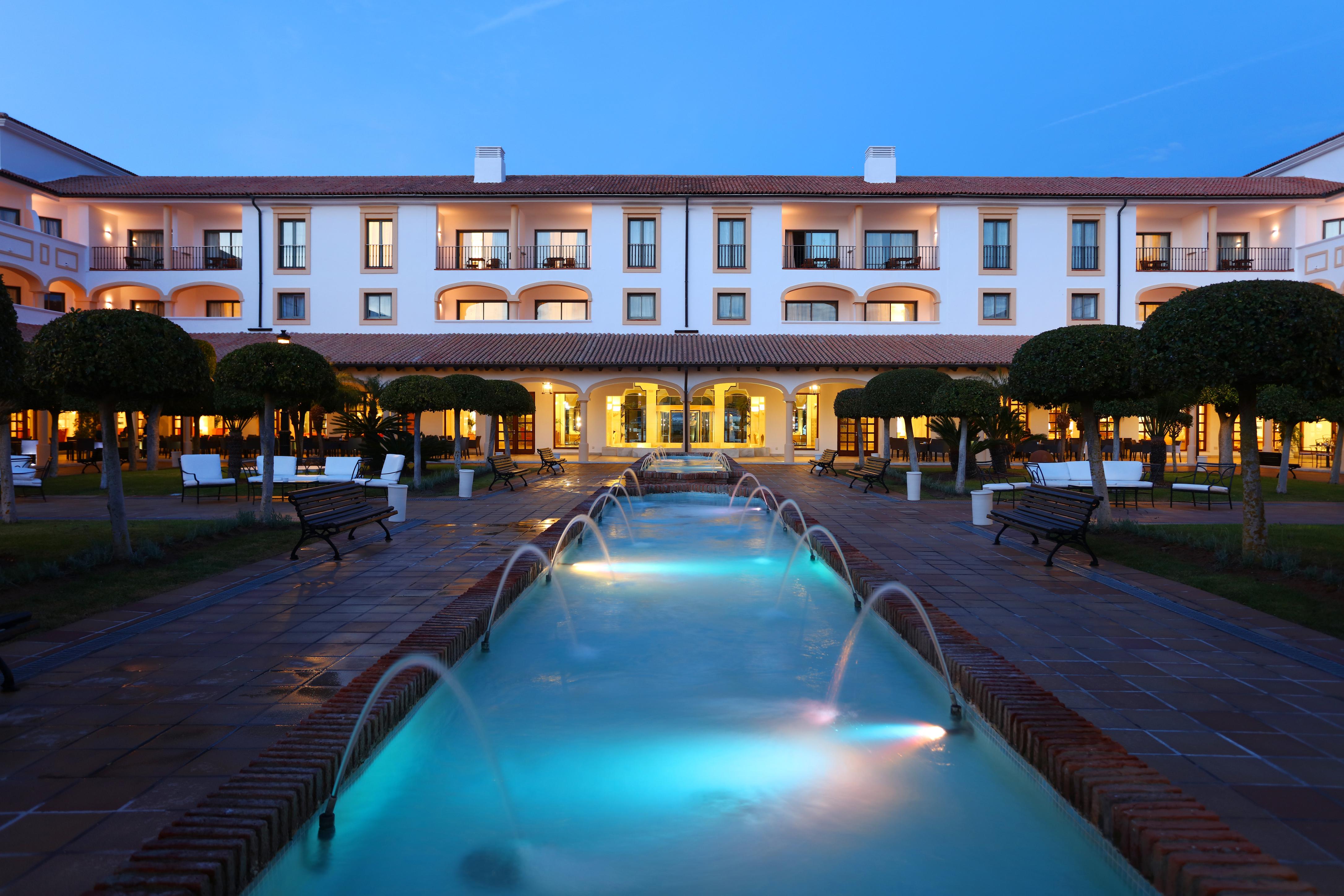 فندق إيبيروستار سيليكشن أندالوسيا بلايا شيكلانا دي لا فرونتيرا المظهر الخارجي الصورة The hotel at night