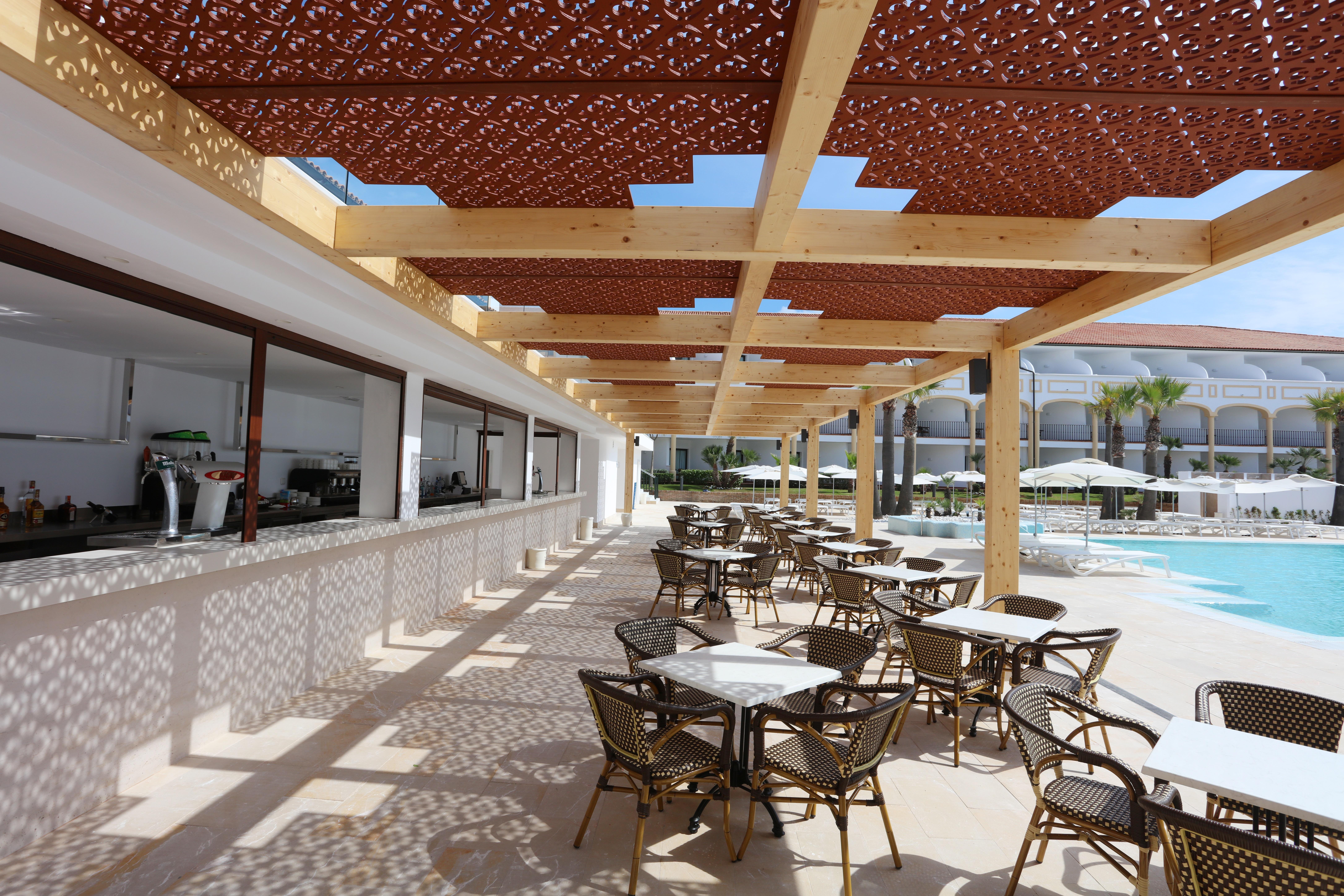 فندق إيبيروستار سيليكشن أندالوسيا بلايا شيكلانا دي لا فرونتيرا المظهر الخارجي الصورة The pool bar at the hotel