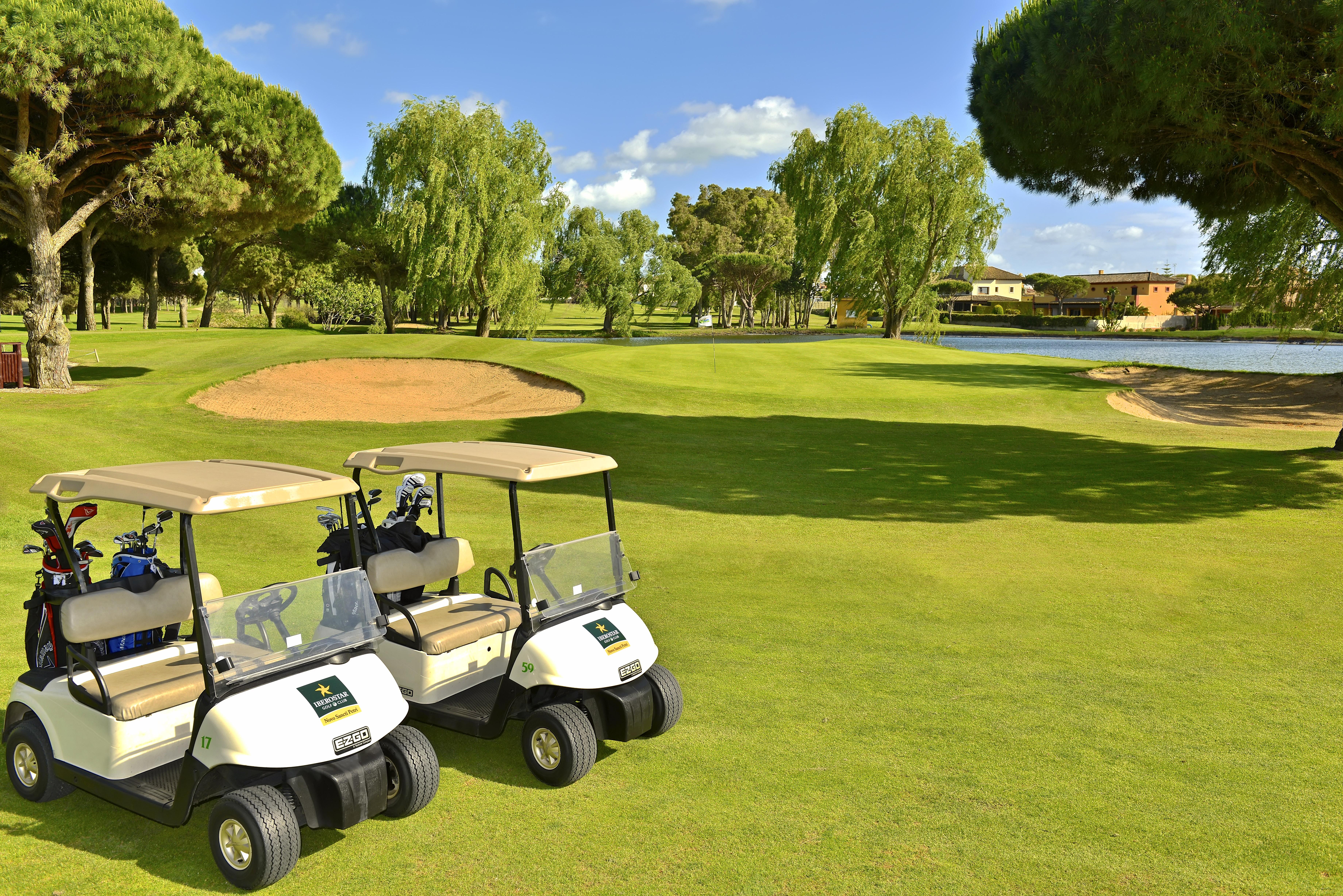 فندق إيبيروستار سيليكشن أندالوسيا بلايا شيكلانا دي لا فرونتيرا المظهر الخارجي الصورة Golf carts at the 18th green of the Old Course
