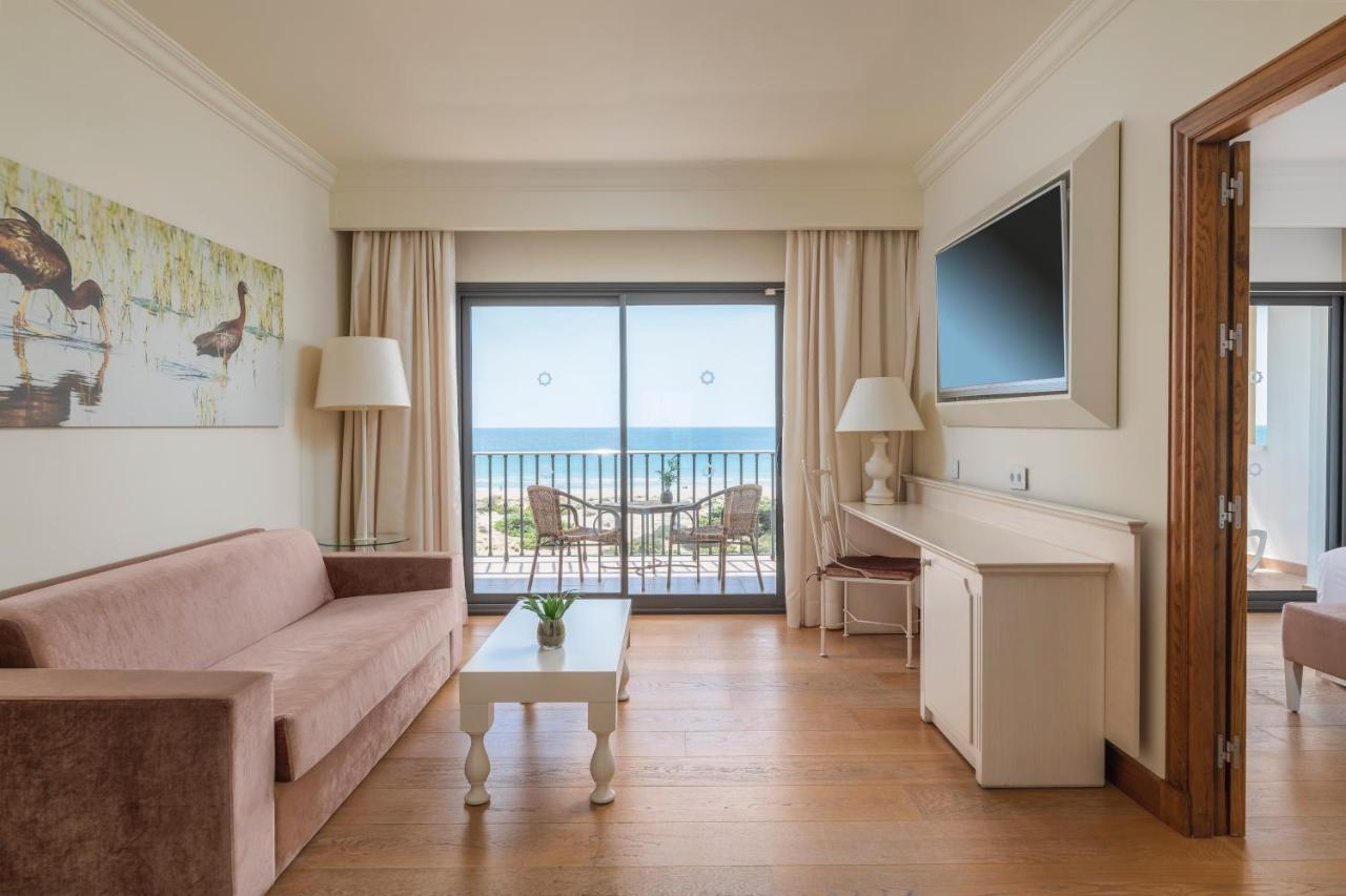 فندق إيبيروستار سيليكشن أندالوسيا بلايا شيكلانا دي لا فرونتيرا المظهر الخارجي الصورة A suite at the hotel
