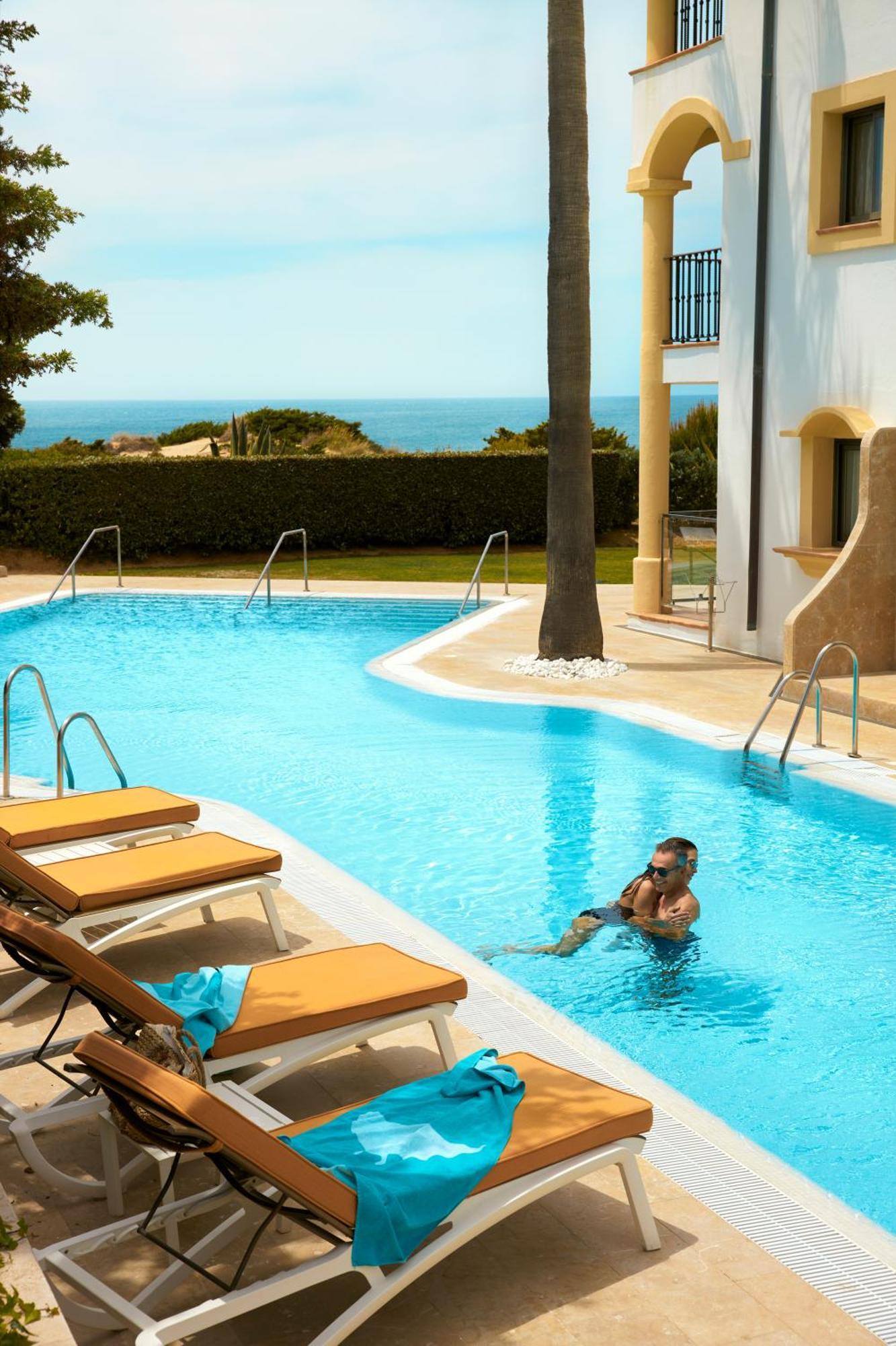 فندق إيبيروستار سيليكشن أندالوسيا بلايا شيكلانا دي لا فرونتيرا المظهر الخارجي الصورة A swimming pool