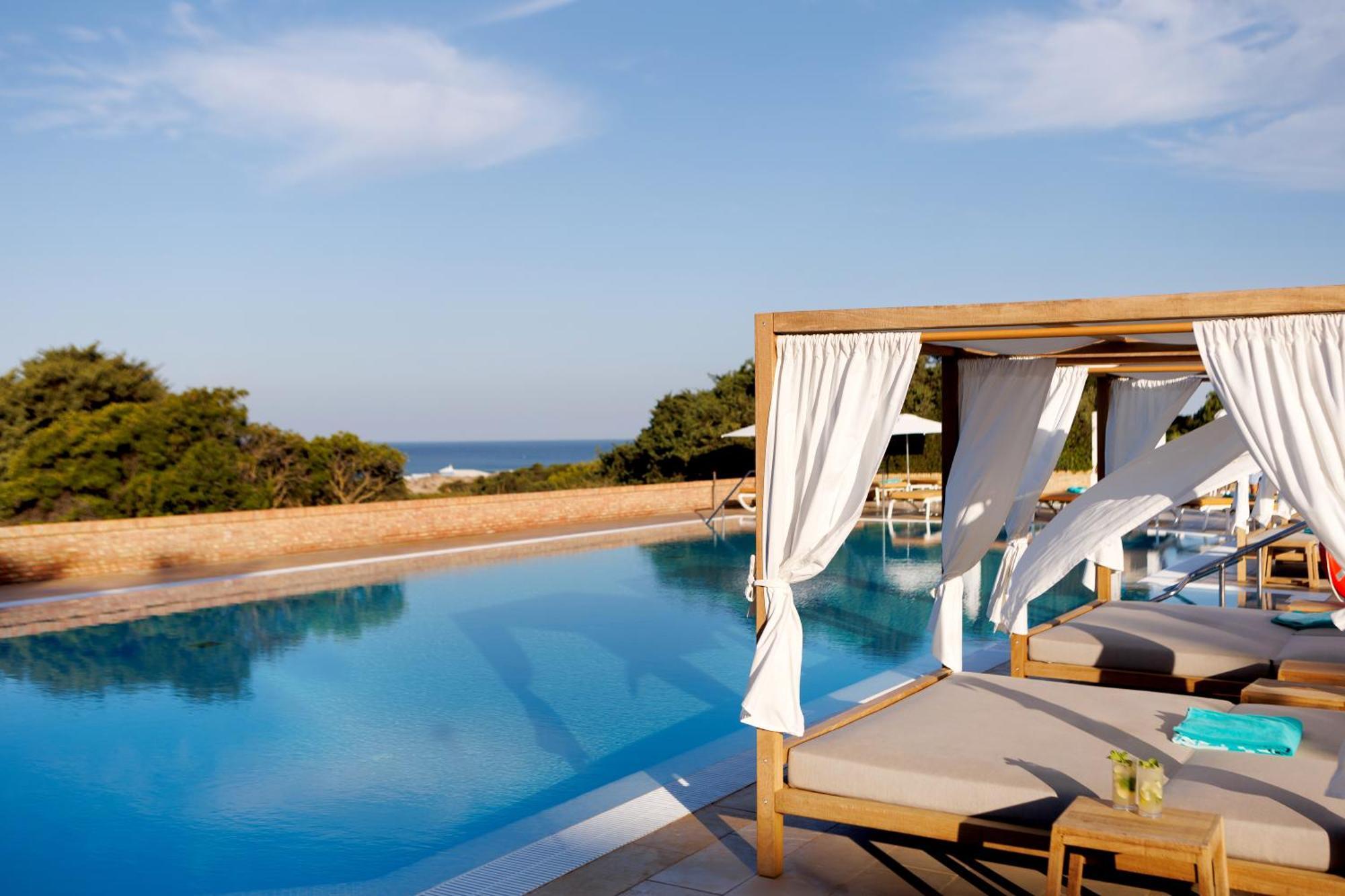 فندق إيبيروستار سيليكشن أندالوسيا بلايا شيكلانا دي لا فرونتيرا المظهر الخارجي الصورة The pool at the Mykonos Grand Resort