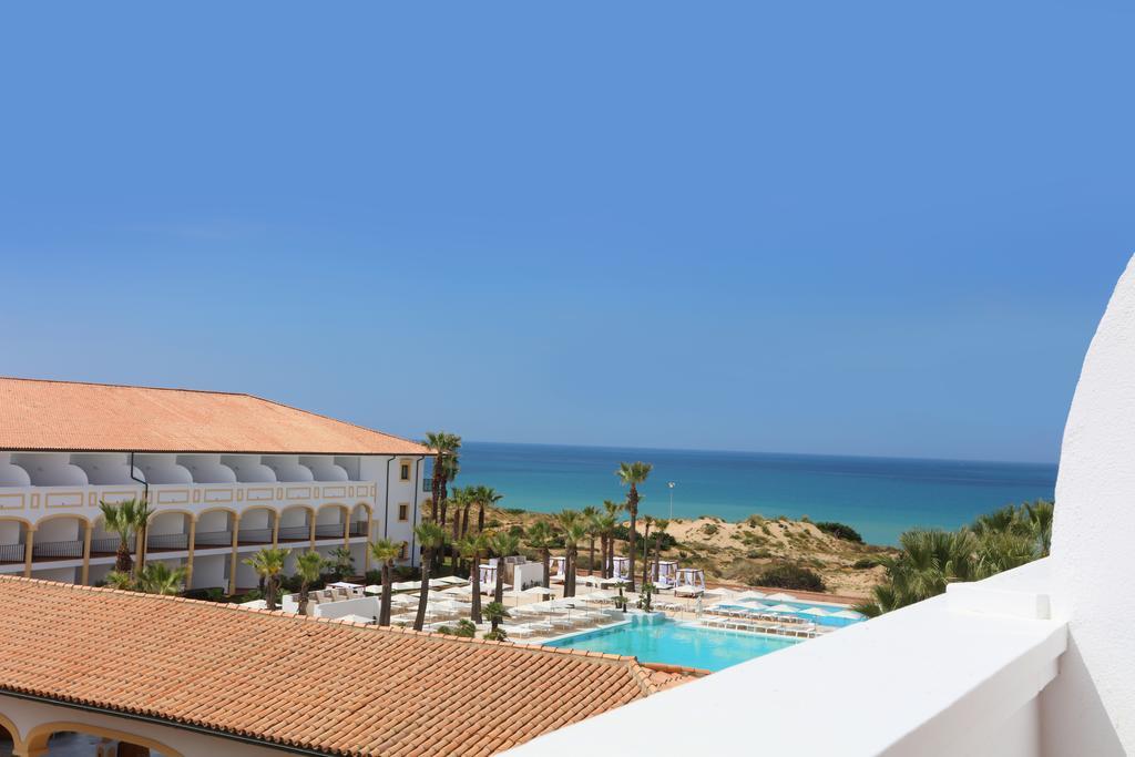 فندق إيبيروستار سيليكشن أندالوسيا بلايا شيكلانا دي لا فرونتيرا المظهر الخارجي الصورة View of the sea from the hotel