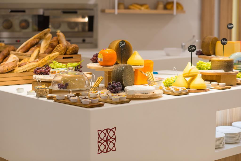 فندق إيبيروستار سيليكشن أندالوسيا بلايا شيكلانا دي لا فرونتيرا المظهر الخارجي الصورة Cheese platter